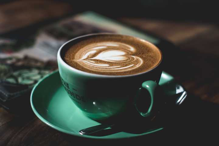 Cappuccino med ett hjärta i mjölken
