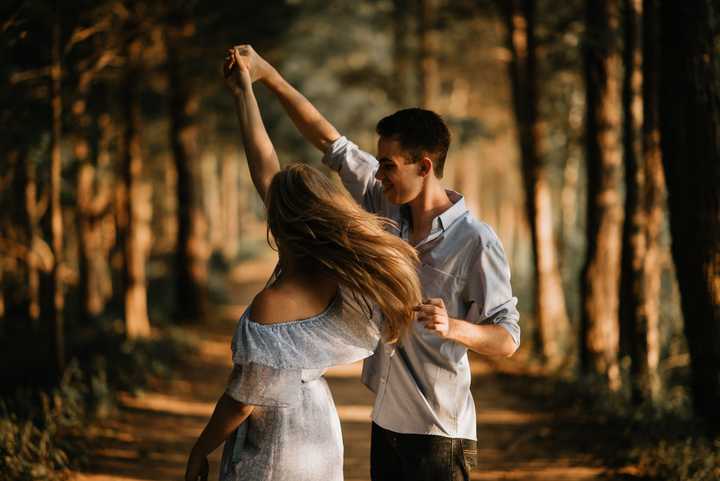 Et par, der danser på parkvejen