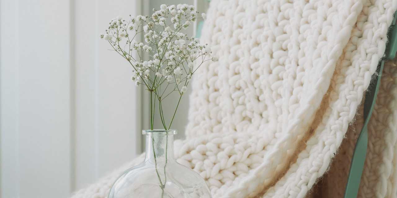 Blomster og en stol