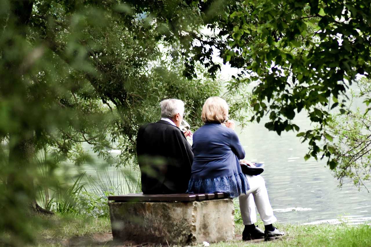 Par sidder ved søen