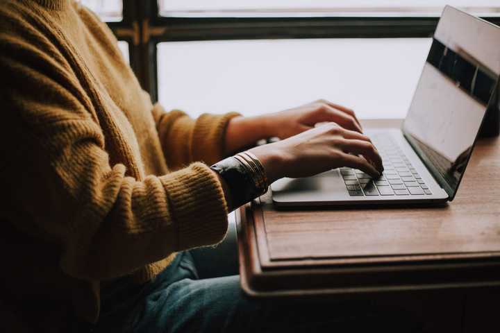 Person som arbetar digitalt framför dator