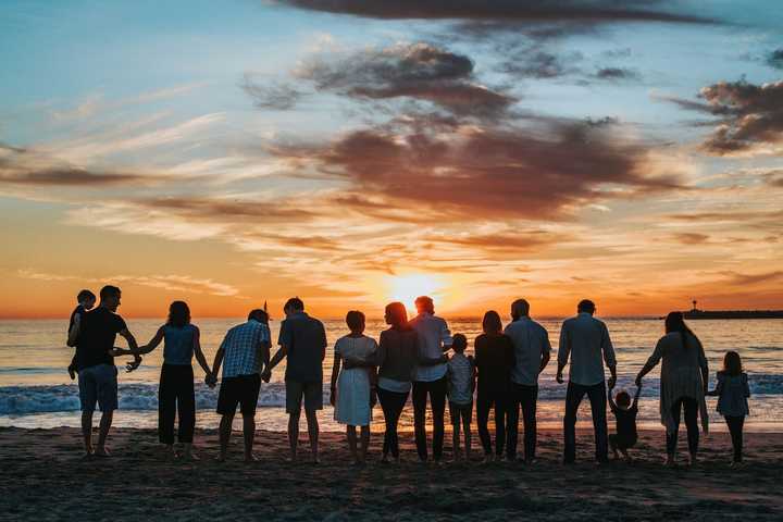 Stor familie på stranden