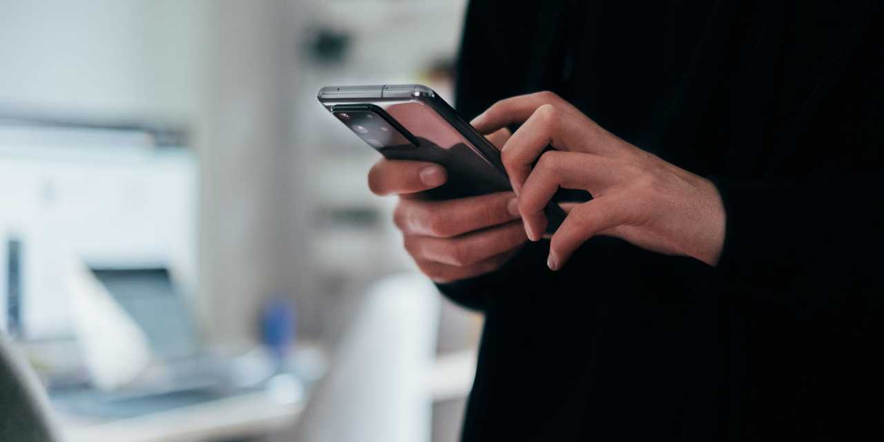 En person, der skriver en smartphone