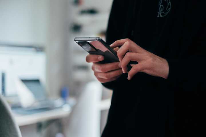 En person, der skriver en smartphone