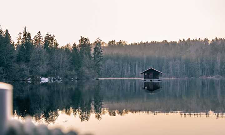 Litet hus vid sjön
