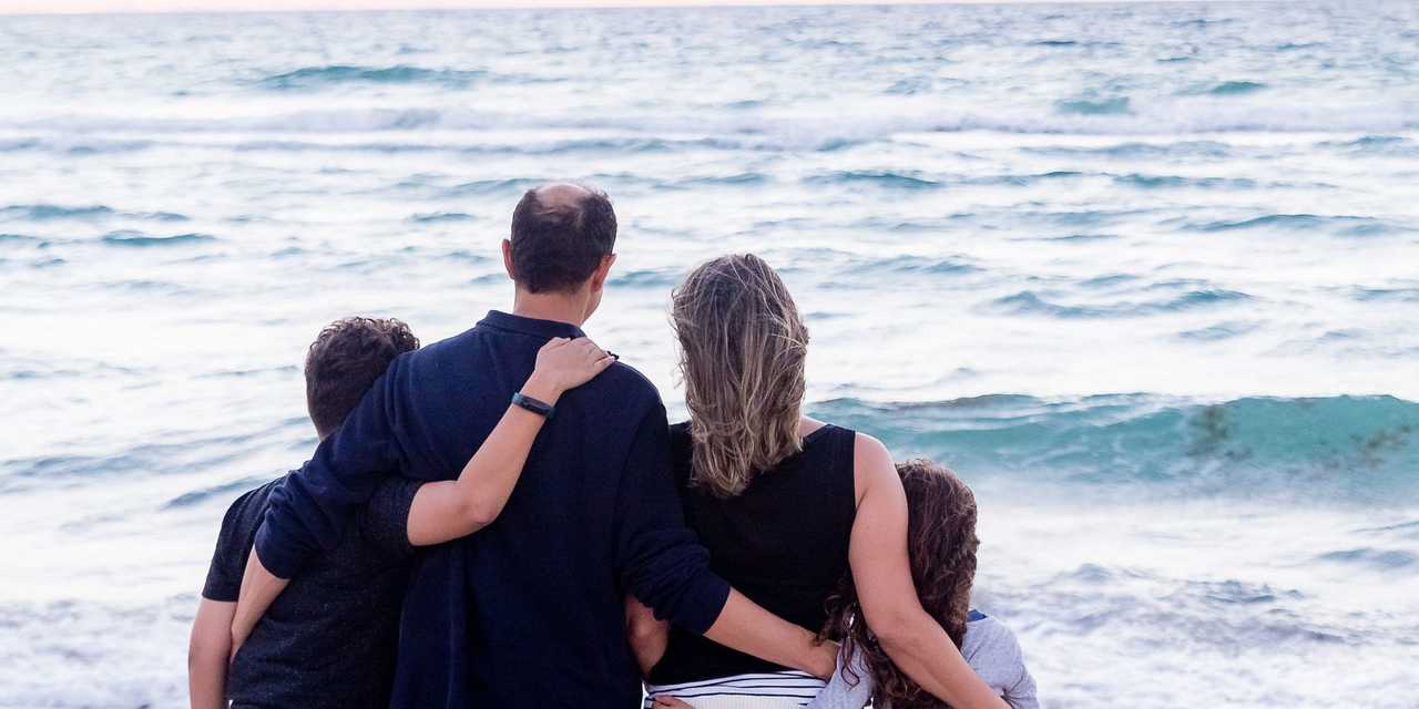 Familie på stranden.