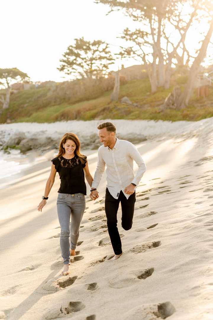 to personer på stranden.