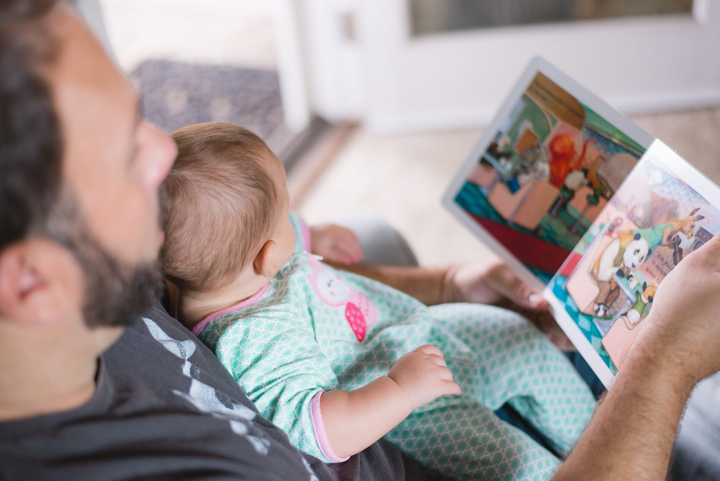 Pappa läser bok för sonen