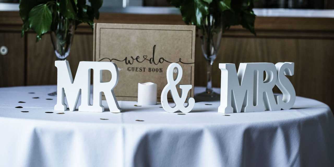 Mr & Mrs -kyltit lahjapöydällä