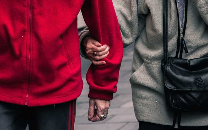 Ældre mennesker gå hånd i hånd
