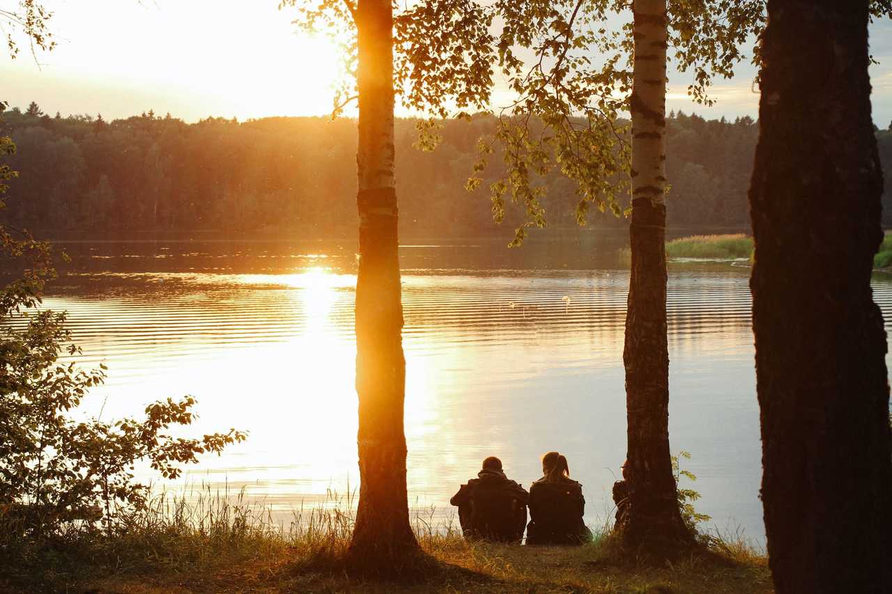 Pariskunta järvenrannalla
