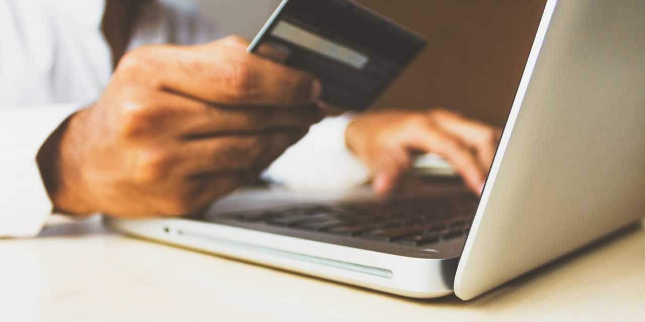 Person, der betaler online med et kort