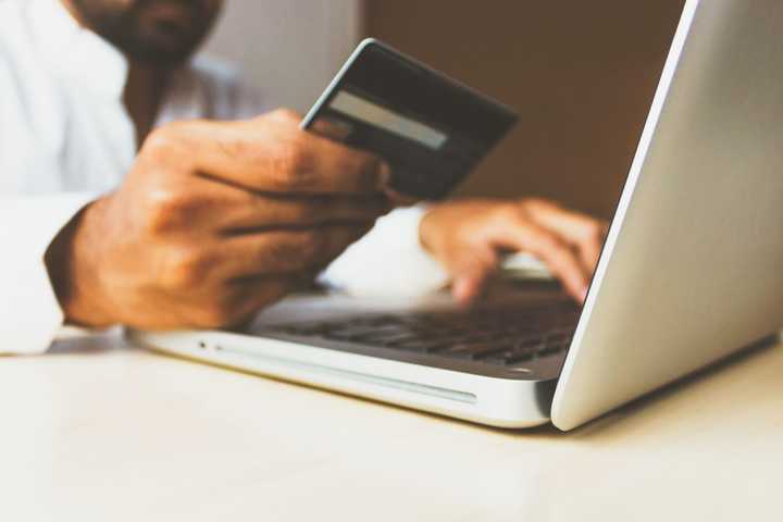 Person, der betaler online med et kort