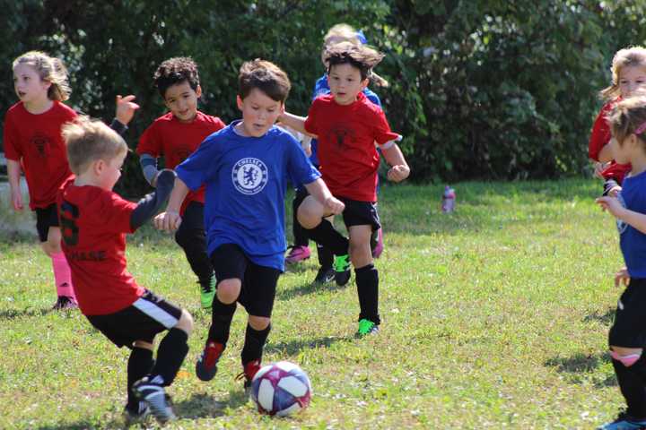 Barn som spelar fotboll