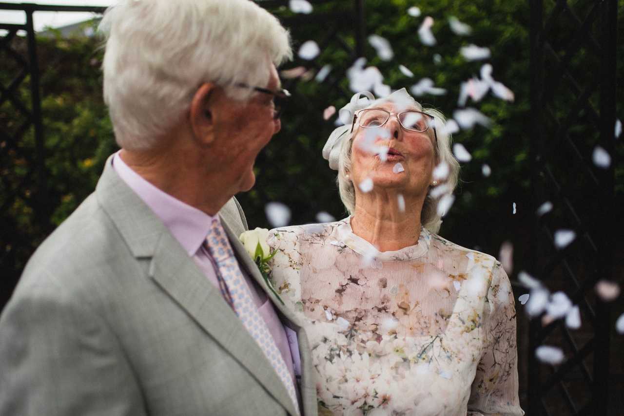 Ett äldre par som är gifta