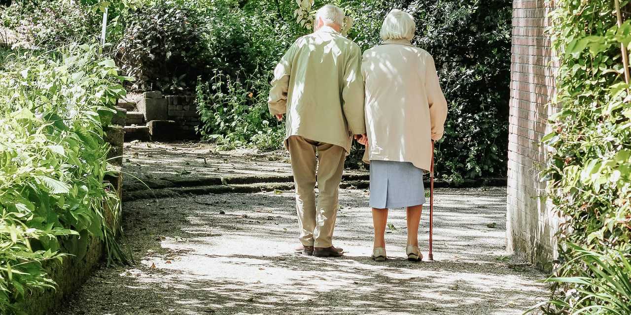 To personer går