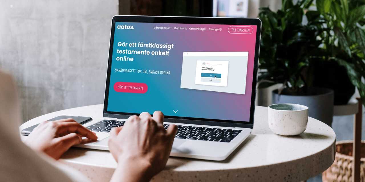Person som jobbar på en dator med en kaffekopp bredvid. 