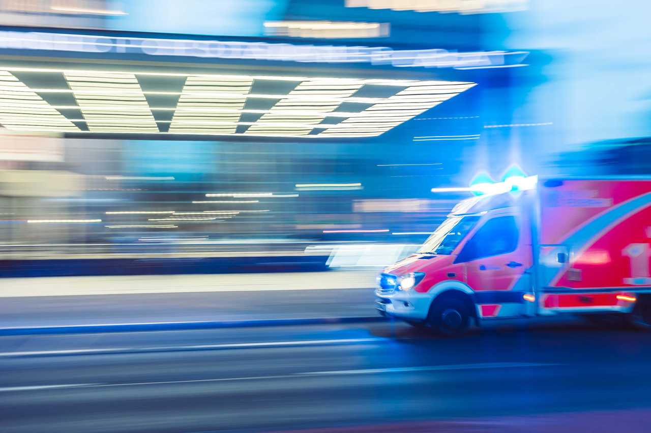 Ambulanssi kiiruhtaa sairaalaan
