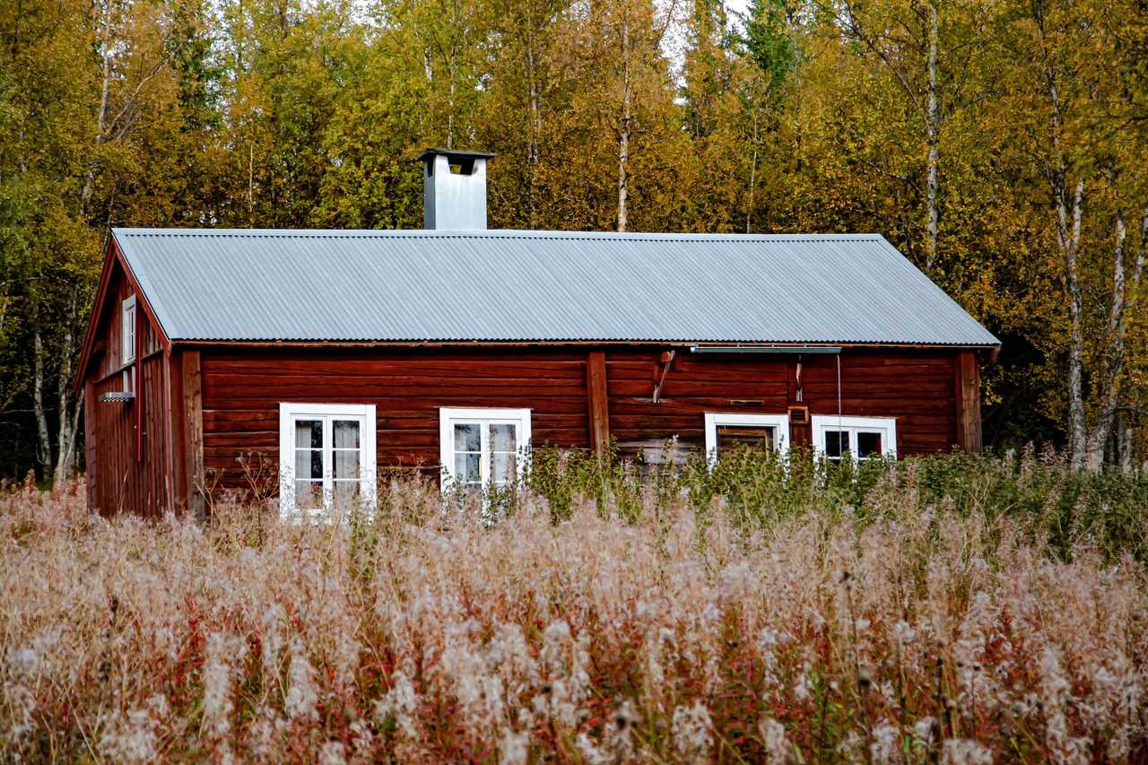 Mökki syksyisessä maisemassa