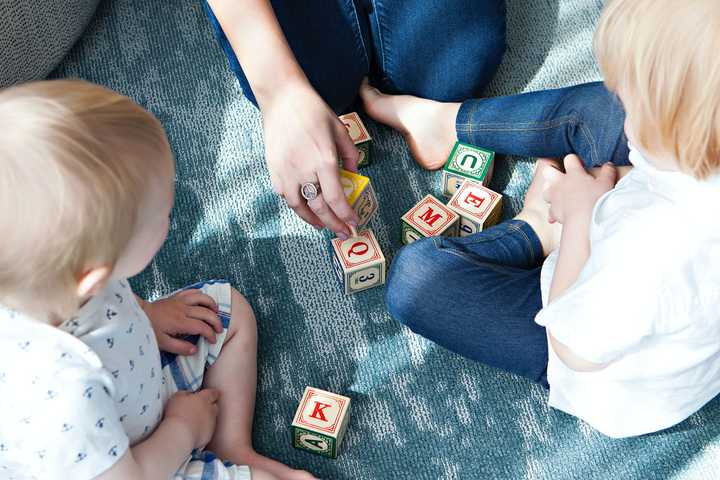 Barn och mamma spelar