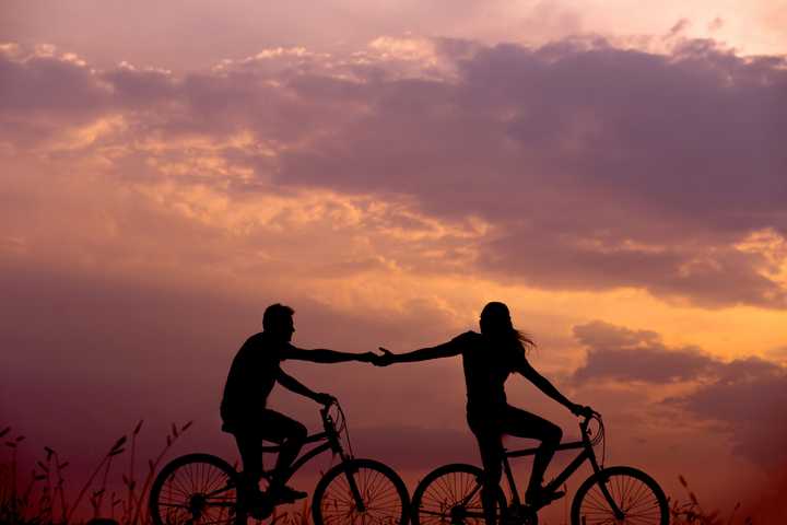 Kaksi henkilöä pyöräilemässä