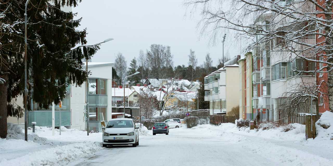 Katu lähiössä, autoja parkissa kadulla