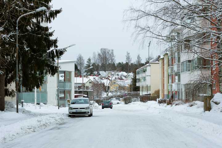 Katu lähiössä, autoja parkissa kadulla