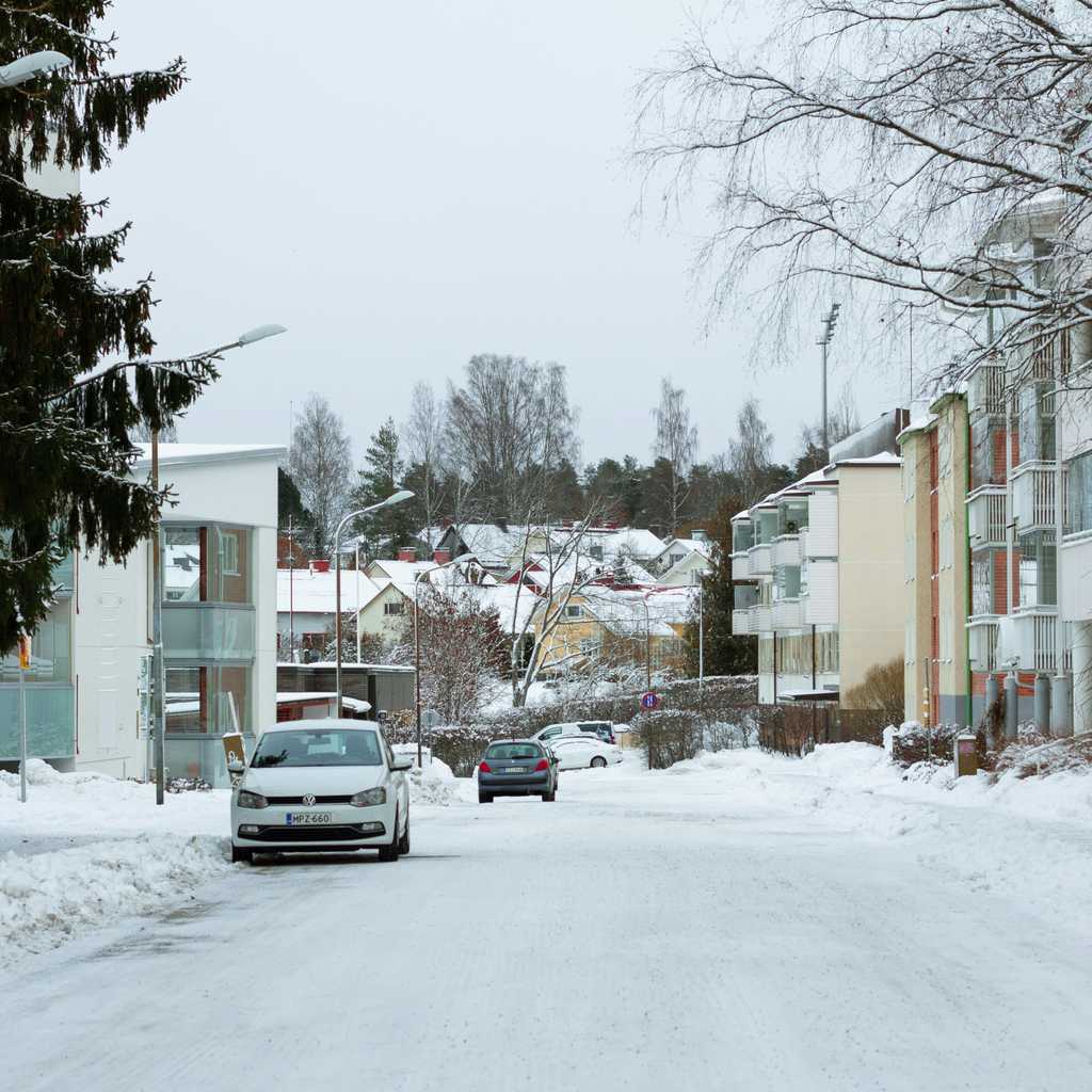 Katu lähiössä, autoja parkissa kadulla