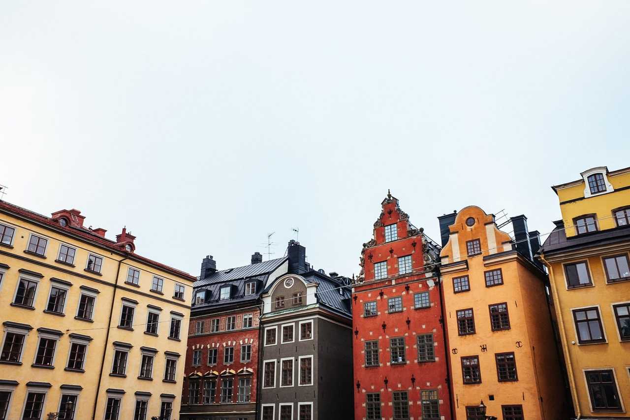 Rött hus med vita knotar.