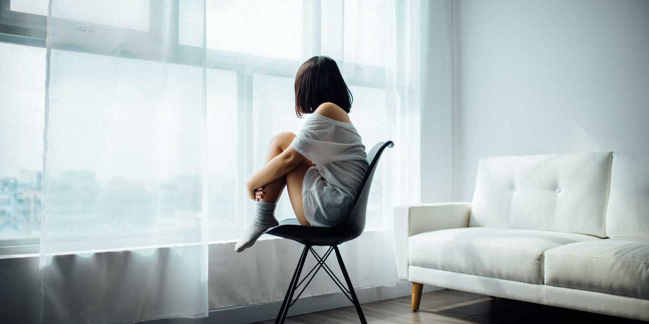 Kvinde sidder på en stol