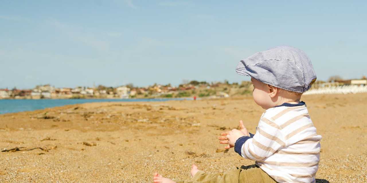 Barn på en strand