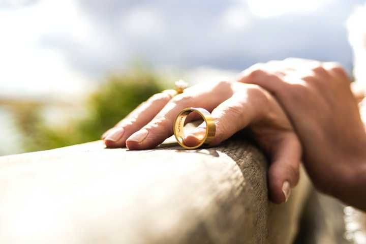 To hænder uden ringe