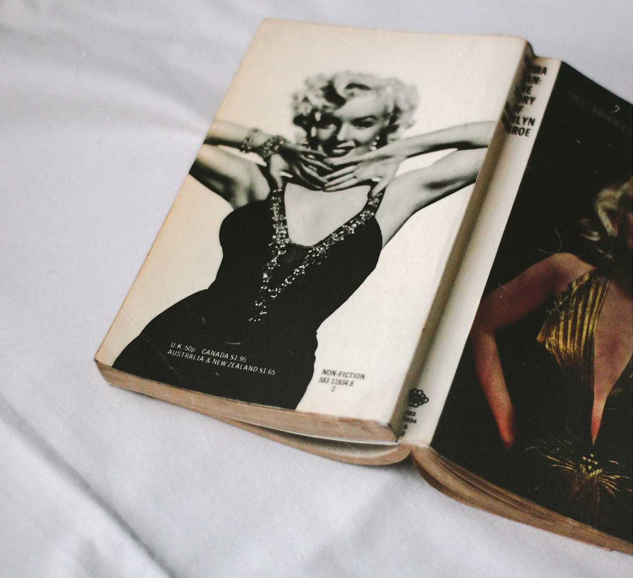 Marilyn Monroe kirjan kansissa