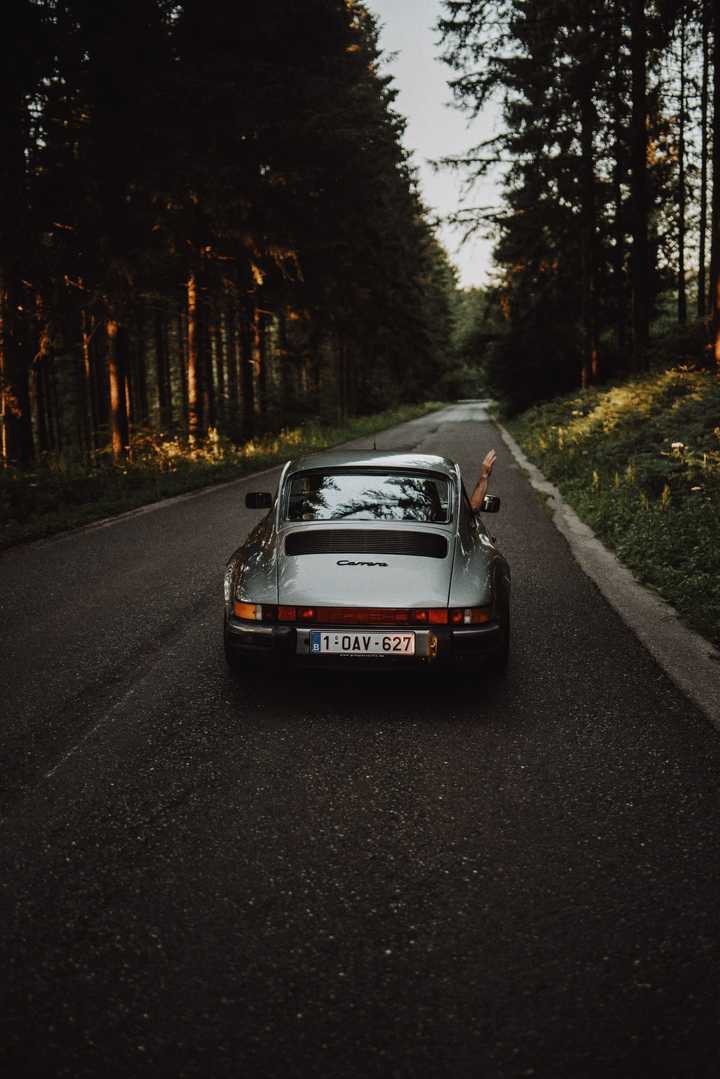 Bil på motorvejen.