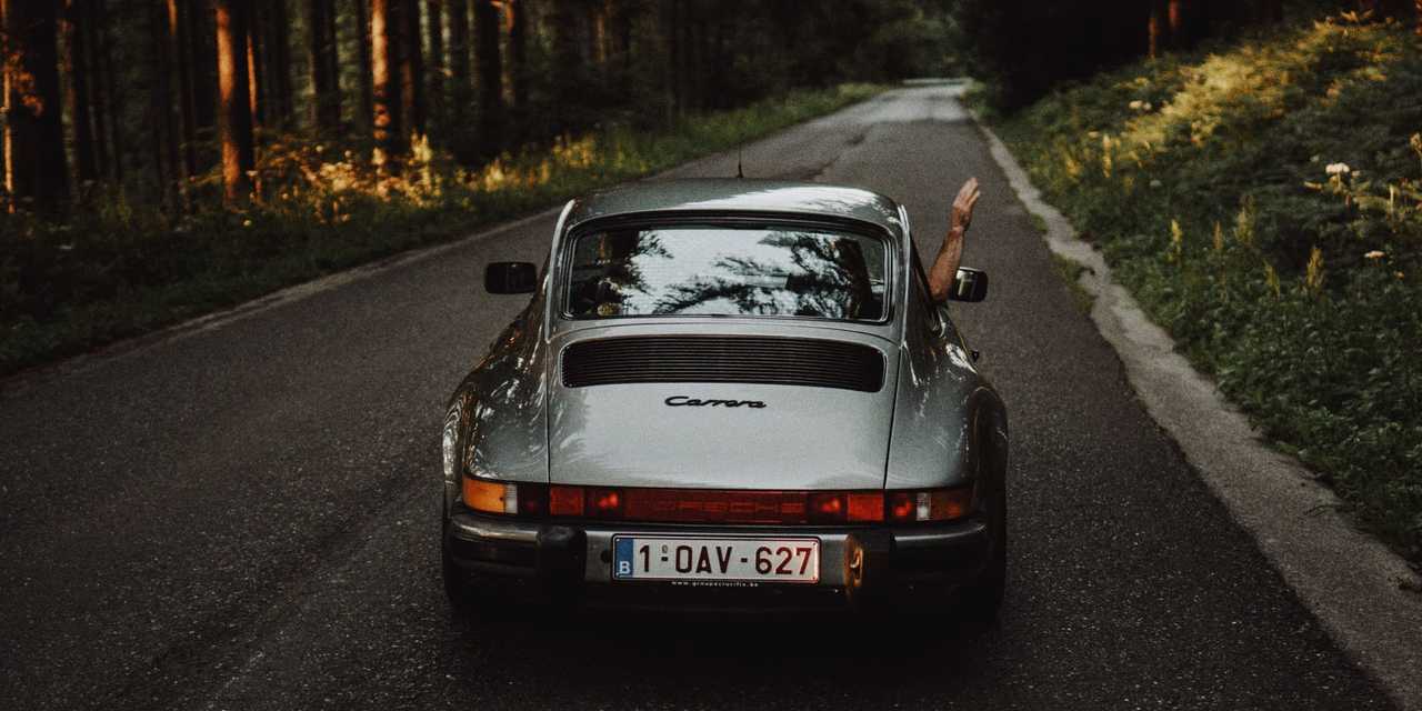 Bil på motorvejen.