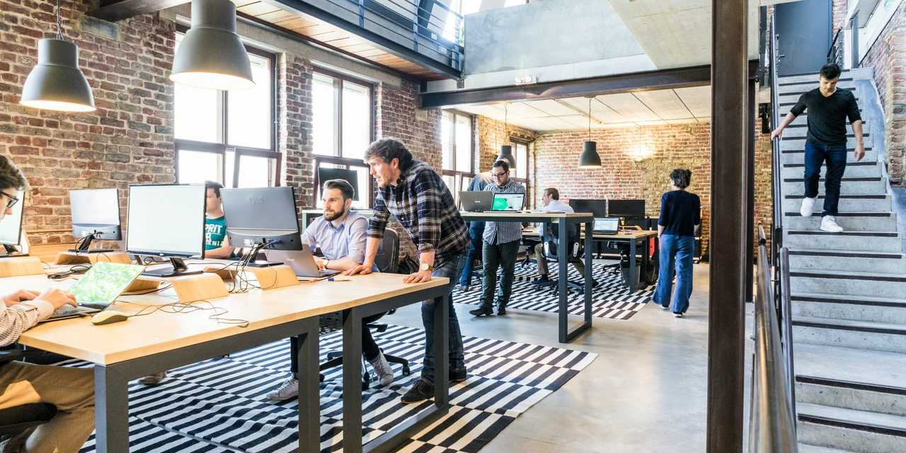 Startup-yrityksen loft-henkinen toimisto