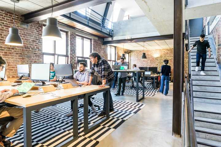 Startup-yrityksen loft-henkinen toimisto