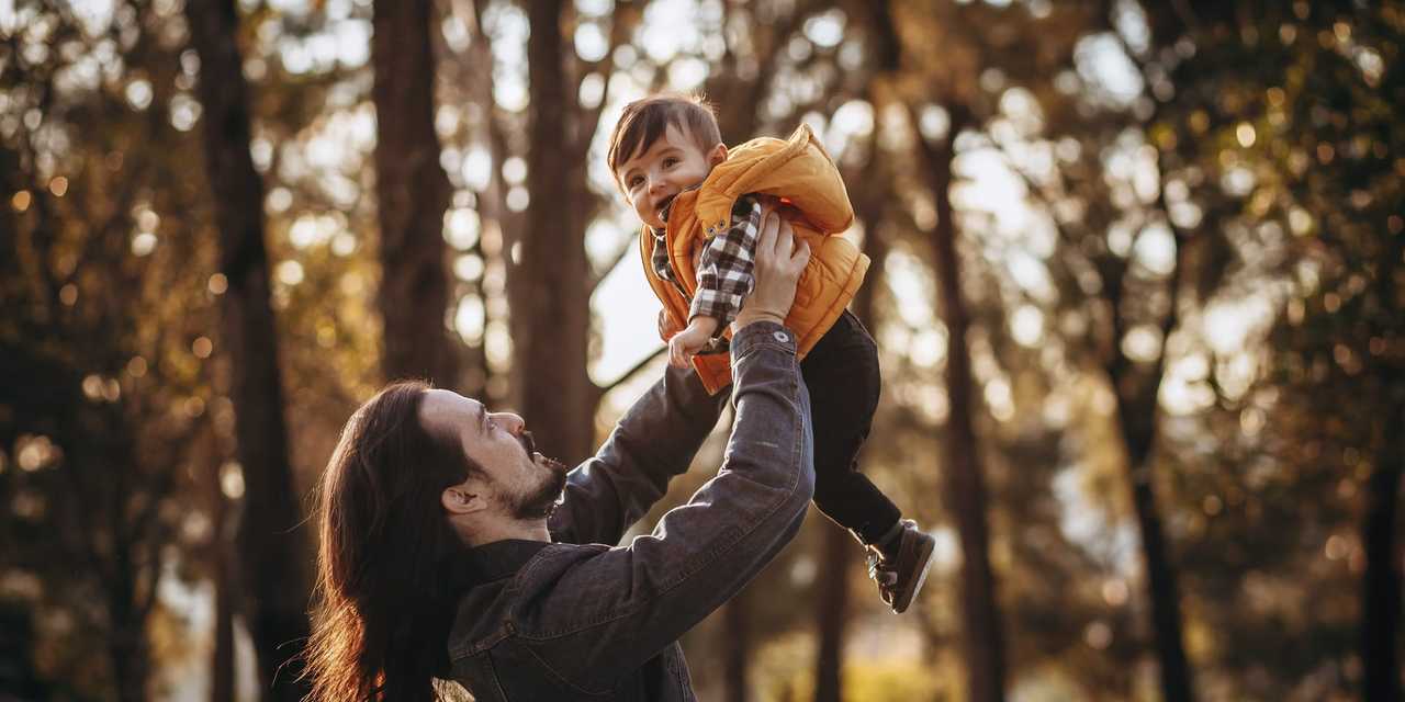 Pappa och barn i skugen