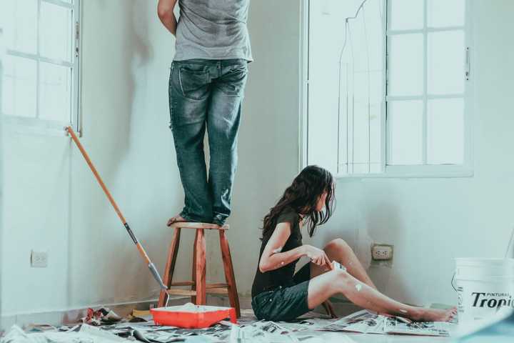 Folk, der renoverer et hus