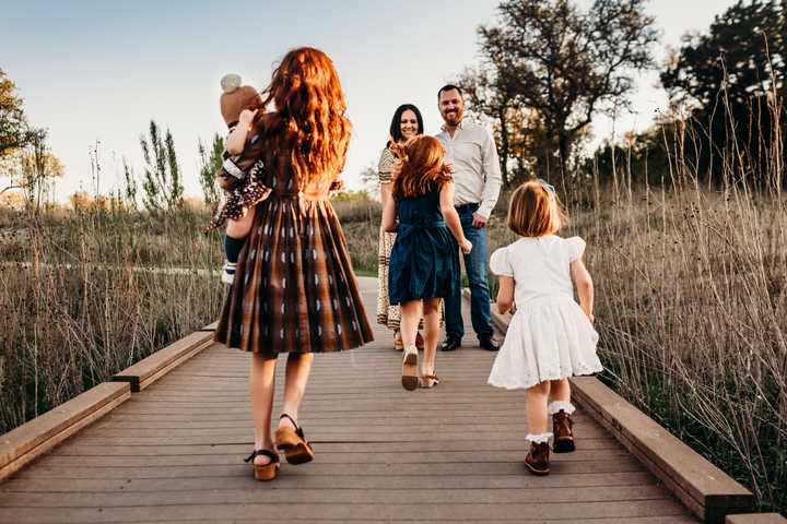 Familj på promenad