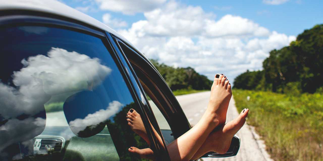 Fötter utanför bilfönstret