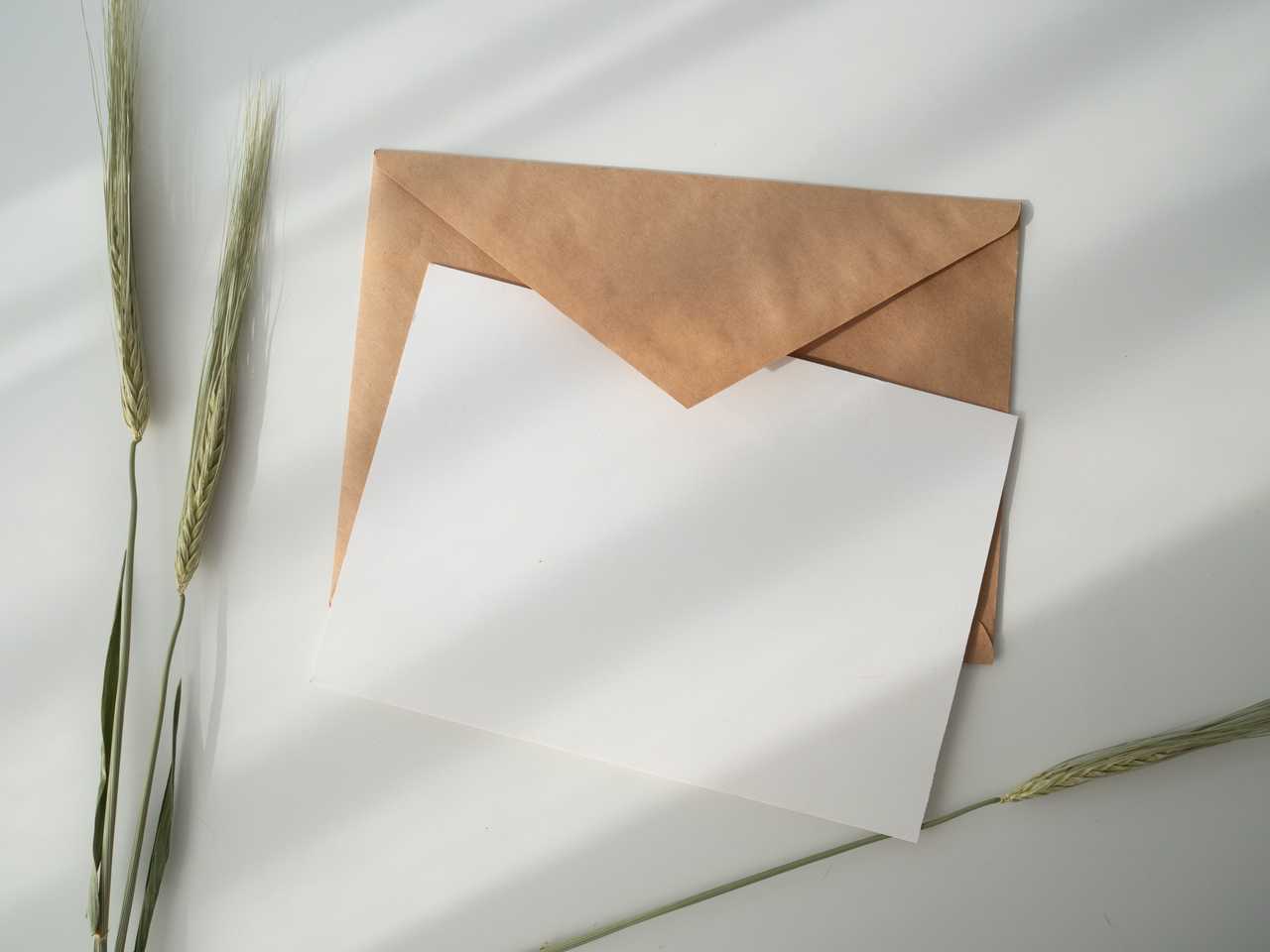 Brunt kuvert med vitt papper