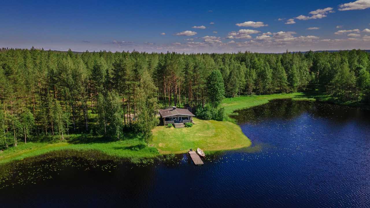 Mökki järven rannalla