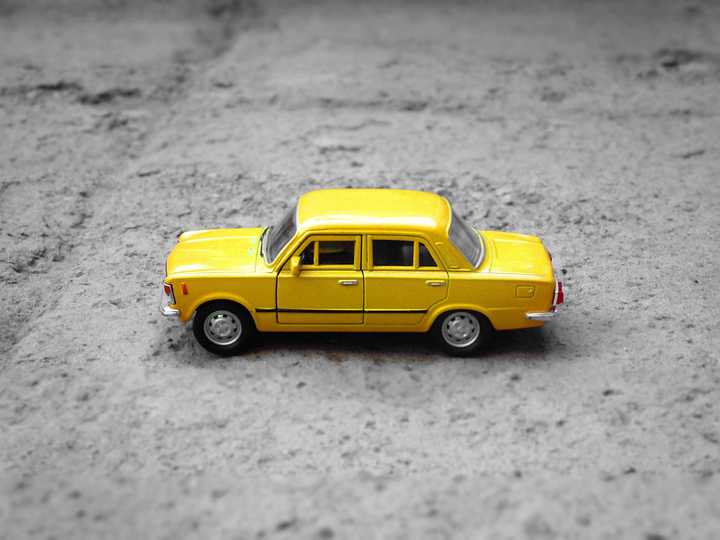 Keltainen auto