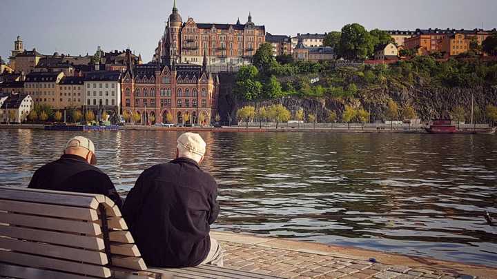 Bror sitter på strand