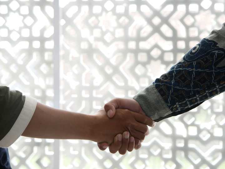 Skakar hand på överenskomelse 
