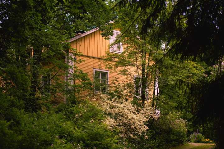 Keltainen puutalo