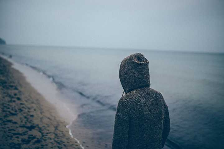Person är ledsen på stranden