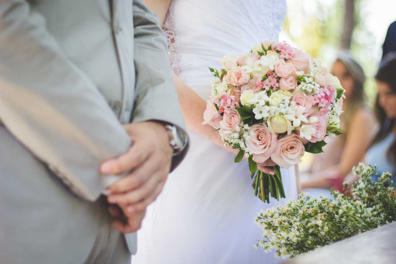 Sommarbröllop med brudbukett i ljusa färger