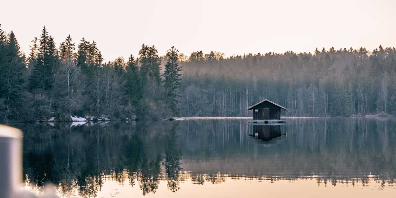 Litet hus vid sjön